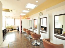 ベルサロンドゥコワフュール(Belle salon de coiffure)の雰囲気（日差しの入る明るい店内です。【東大阪/髪質改善】）