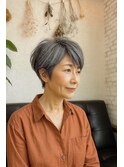グレイヘアを活かすナチュラルショート