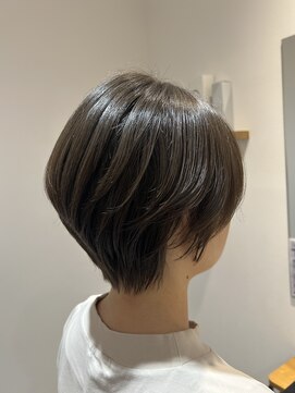 イルダバイグラッシー センター北(iluda by glassi) 大人 美シルエットショート & 透明感オリーブカラー［伊左治］