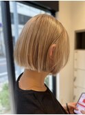 透明感たっぷりのミルクティーベージュ×コンパクトボブ
