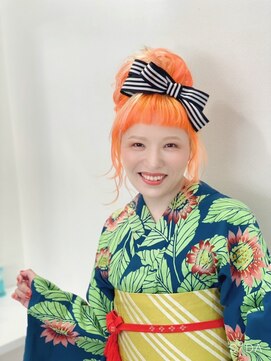 ヘアセットサロンエッジ(Edge) オレンジ色にゴールドのメッシュを入れた浴衣お団子スタイル
