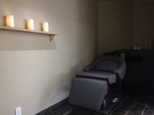 『全席フルフラットシャンプー椅子を使用』美容室での癒しのひとときをさらに演出します。