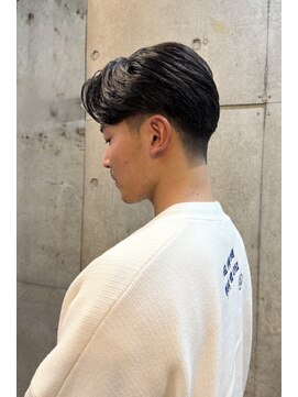 ファム(FAM) センターパート　フェザーパーマ　刈り上げ　ビジネス　恵比寿