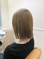 ココンプリュス アンド モナ(COCON+&MONA+) 切りっぱなしグレージュボブ