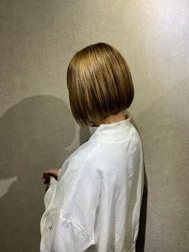 ブロッサム 保谷(Blossom) 20代30代大人可愛い艶感グレージュ切りっぱなしショート