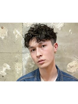 爽やかな印象を作るために、ヘアスタイルだけではなく、顔全体の印象を作り込んでくれるメンズサロン＊