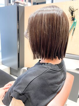 レンカ バイ レオネ(renca by LEONE) 切りっぱなしボブ/白髪ぼかしハイライト/グレージュ