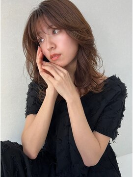 ソヨン なんば(SOYON) 韓国風 外ハネ くびれ 艶カラー シースルーバング