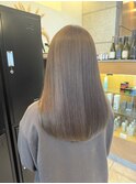 透明感グレージュの艶ストレートセミロング