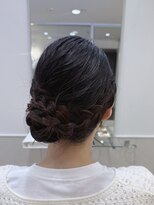 オフ(off)&nbsp;編み込み×シニヨン|お呼ばれヘア|結婚式|推し活|イベント