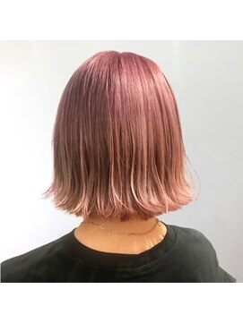 ジエクト ヴィシア(The Ect VIXIA) 外ハネ　ピンクベージュ　外ハネミックス巻き　大人ボブ