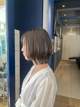 コワファースト 大分(COIFF1RST) グレージュカラーの外はねボブ