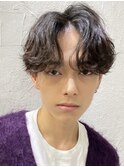 センターパートスパイラルパーマツーブロック刈り上げメンズヘア