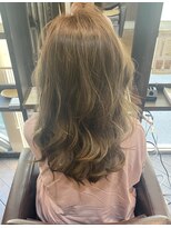 ジャンマンガファナン(Diamma nga fanann)&nbsp;白髪を気にせずハイライトで作るレイヤースタイル