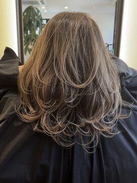 ゼウス(Zeus.) 海外ヘアーハッシュカットレイヤーカットハイライトカラー