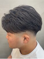 ダズルヘアラッシュ(DAZZLE hair RUSH)&nbsp;フェザーパーマフェードセンターパートメンズ眉毛ブリーチ