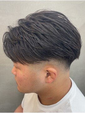 ダズルヘアラッシュ(DAZZLE hair RUSH) フェザーパーマフェードセンターパートメンズ眉毛ブリーチ