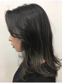 女性らしさを引き出すアンニュイなグレージュスタイル