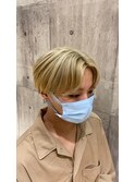センターパート×ブロンドヘアー