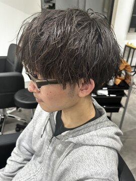 ヒュイル バイ ニアウ(Hwyl by Niau) メンズセンターパートパーマツイストパーマスパイラルパーマ