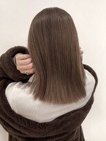 ぱつっとミディアムとくすみベージュで品のあるヘアに◎