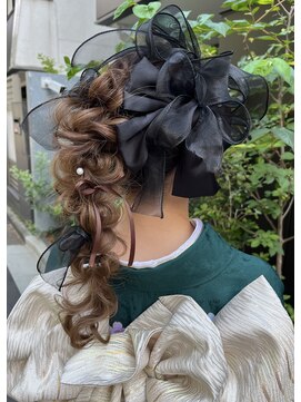ソノ(sono) 成人式ヘア 卒業式ヘア 振袖ヘア 編みおろし リボン パール