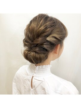 ネオリーブエクラ 上野御徒町店(Neolive eclat) ツイストシニヨン♪