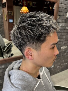 スリーセント 栄(3/cent) 刈り上げショート/パンク/ブリーチデザイン/ホワイトブロンド