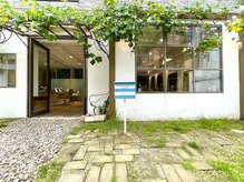 ロッソサンテ(rosso sante)の雰囲気（フランスの灯台をモチーフにしたボーダーのポストが目印。）