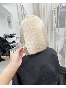 ナナ(NANA) ホワイト/ブロンド/ブリーチ/カラー/抜きっぱなし/ボブカット