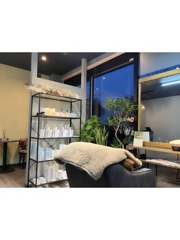 落ち着いた雰囲気が自慢のサロン。ゆったりとした空間・施術スペースで、あなただけのサロンタイムをお届け