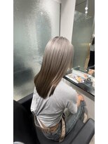 リリー バイ アオ(Lilly by AO)&nbsp;シルバーとベージュのルーツカラー