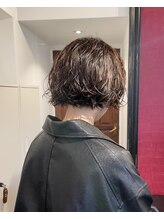 頭の形をきれいに見せることにこだわり、パーマで理想のシルエットをデザインします。《藤原慶哉》