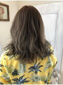 透明感のあるグレージュのミディアム