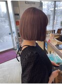ピンクグレージュカラーのミニボブ