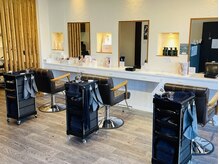 髪質改善白髪染め カラーのちから 岐阜河渡店 の雰囲気(広々とした、落ち着いた木の温もりを感じる美容院です♪)