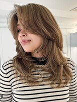 ノラ ウメダ(NORA UMEDA) ハッシュカットレイヤーカットハイライトカラー海外風ヘア
