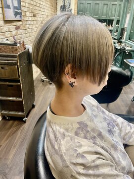 モナン 海老名(Monan) 刈り上げショート ショートヘア グレージュカラー ブリーチ
