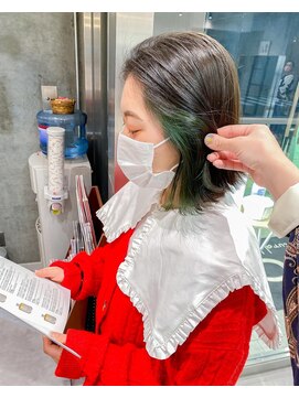 サーカス 町田(circus) 切りっぱなし外はねボブ　"イヤリンググリーンカラー"