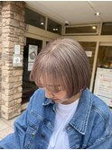 beige×short bob