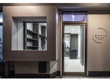 ジェニック(_genic)の雰囲気(グレーのオブジェが目を引くサロンの外観)