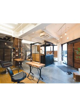 【キッズスペース完備】オーナーが最初から最後まで設計と塗装を行う思いの詰まった隠れ家サロン◇