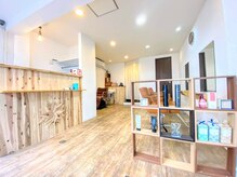 メリカ(Hair salon Merika)の雰囲気（自然なウッド調の店内光が差し込んでとても暖かい雰囲気です。）