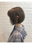 ホワイトアッシュベージュ×ハイライトカラー×ミニボブ 前髪
