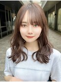 流し前髪と抜け感アッシュベージュにくびれレイヤー