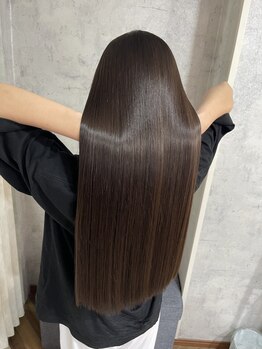 アイリス(AIRIS)の写真/AIRISの【髪質改善縮毛矯正】は何度も触りたくなる指通りを実現◇こだわりの薬剤使用だから傷みも軽減◎