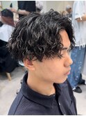 男らしさ溢れるツイストスパイラルパーマのセンターパート