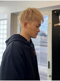 ツーブロックショート×ブロンドベージュ