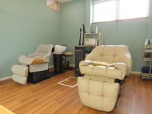 アクラ(aqula)の雰囲気（様々な方に合うように２種類のシャンプー台を用意しました）