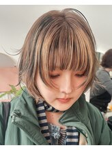 少し背伸びしたデザインカラー◎ブラウンベージュにホワイトベージュのハイライトとブラックローライト◎